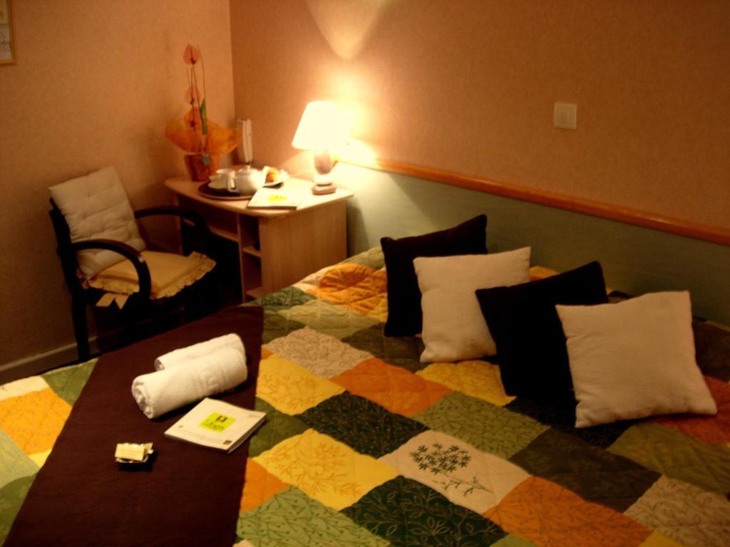 La Grande Fontaine Hotell Jugon-les-Lacs Rum bild